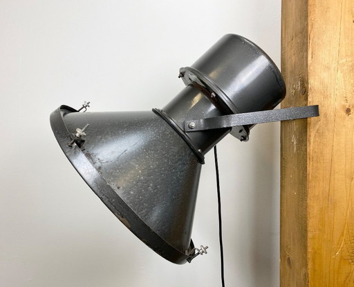 Gran foco de pared industrial gris con cubierta de vidrio, años 60