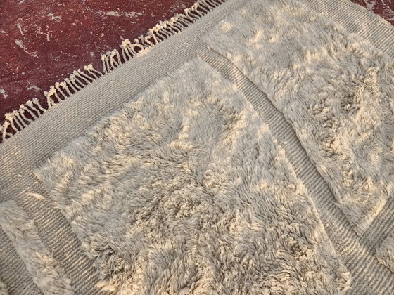 Image 1 of Grande tappeto marocchino Beni Ourain 350 x 250 cm – Tappeto berbero in lana tessuto a mano nei colori avorio e grigio