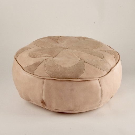 Pouf vintage en cuir tanné au végétal