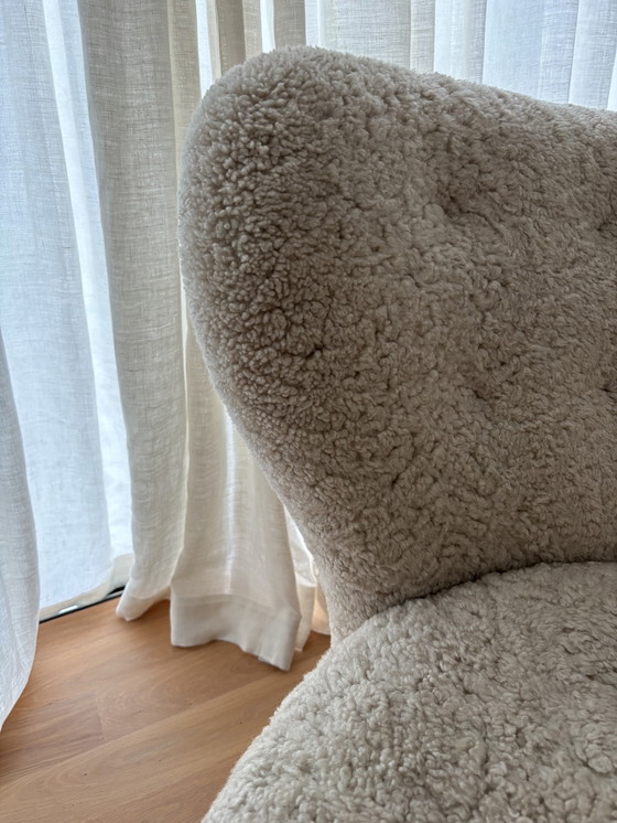 Image 1 of Fauteuil &tradition Little Petra VB1 en noyer, peau de mouton Moonlight