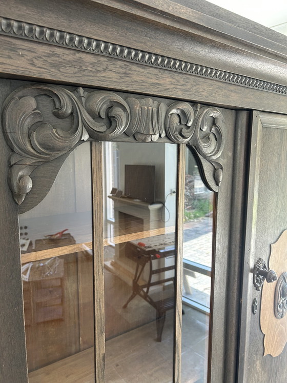 Image 1 of Antiker brauner Schrank mit Glas