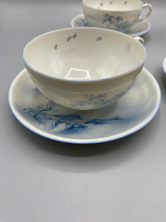 Ensemble de quatre tasses et soucoupes en porcelaine japonaise – paysage bleu et blanc – ère Meiji (photo 2 of 8)