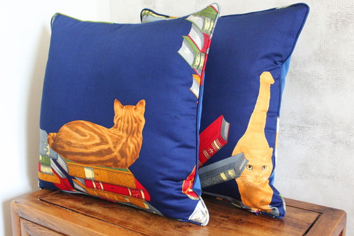 Housses de coussin en tissu vintage Fornasetti Chats sur livres couleurs bleues