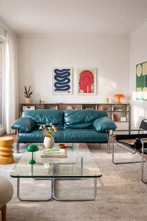 Sofá vintage de diseño italiano en piel azul.