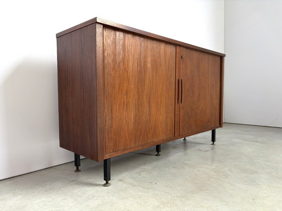 Credenza Mid-Century con ante a serrandina, anni '60 – Credenze con vetrina, Metallo, Legno (photo 6 of 10)