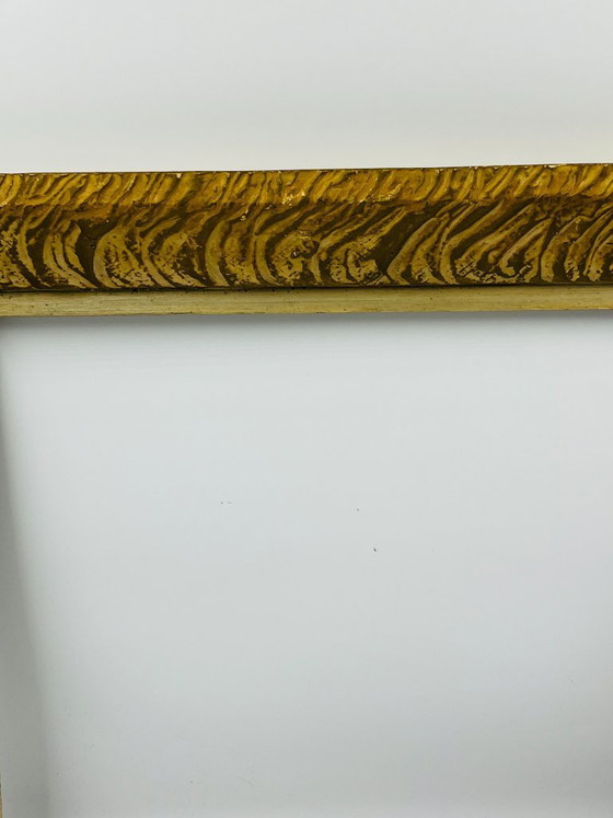Image 1 of Vintage, gesneden houten lijst met een gouden afwerking.