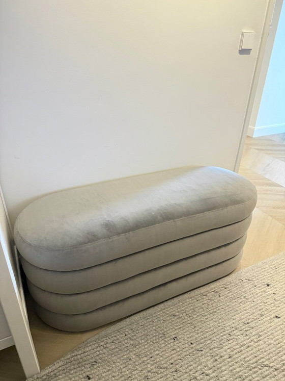 Image 1 of Sofá/puf de terciopelo en gris claro