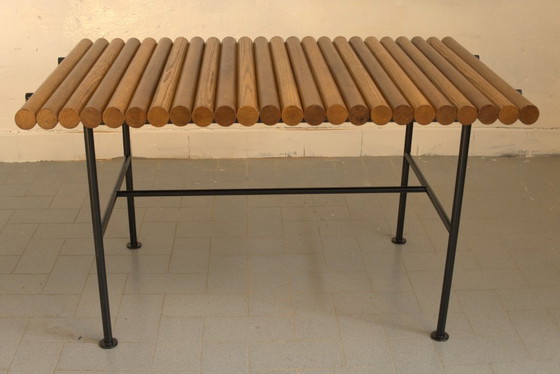 Image 1 of Un par de mesitas auxiliares italianas, únicas y de exquisito diseño arquitectónico, atribuidas a Ettore Sottsass.