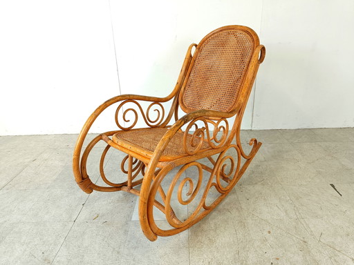 Sedia a dondolo vintage in stile Thonet