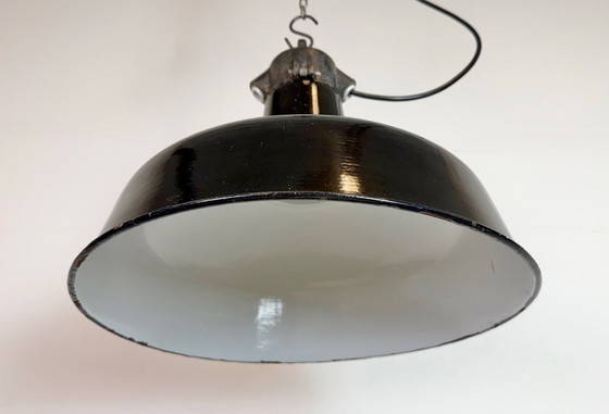 Image 1 of Industriële zwarte geëmailleerde fabriekslamp met gietijzeren bovenkant, jaren 50