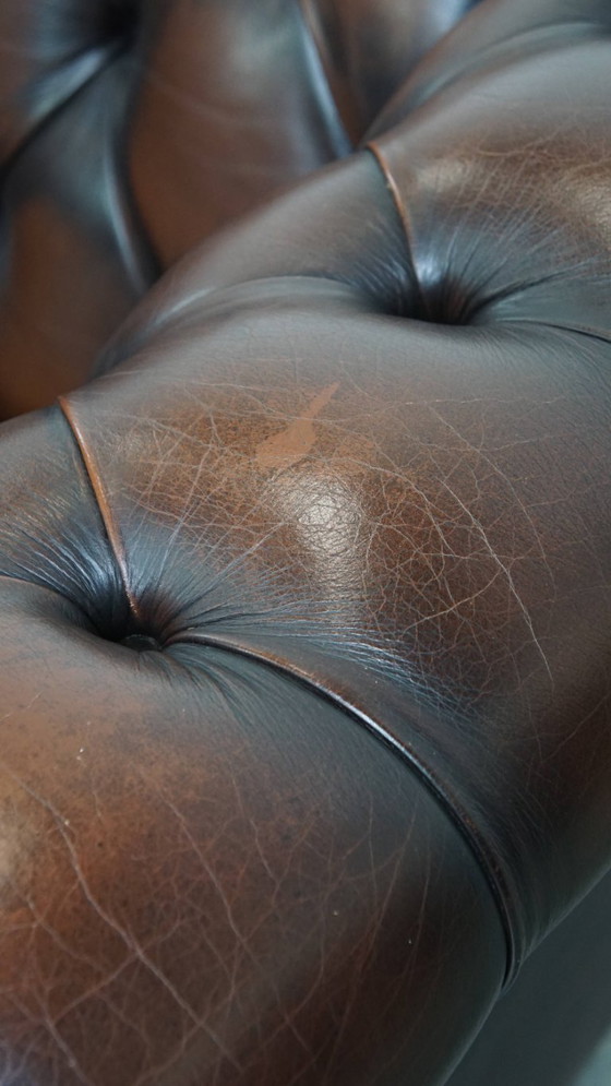 Image 1 of Donkerbruine Engelse rundleren chesterfield fauteuil met siernagels