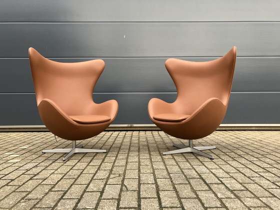 Image 1 of 2 sillas Egg de Fritz Hansen en piel color coñac, ¡en perfecto estado!