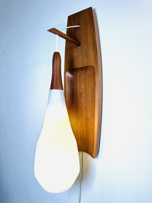 APPLIQUE FLOTTANTE EN BOIS ET VERRE OPAL MAT PAR LUXUS, SUÈDE, années 1960