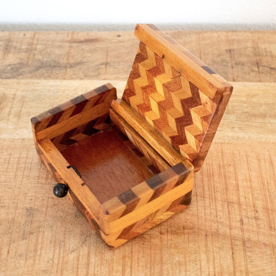 Image 1 of Scatola vintage in legno con intarsio a spina di pesce