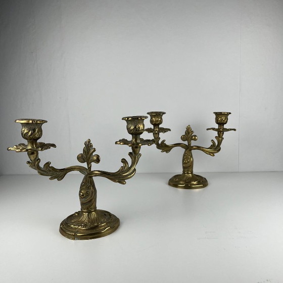 Image 1 of Zwei zweiarmige Leuchter aus vergoldetem Messing im Rokoko-Stil Louis XV, Anfang 20. Jahrhundert.