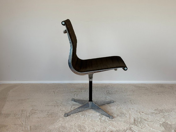 Image 1 of Chaise en aluminium modèle EA 105, conçue par Eames pour Herman Miller, années 1970