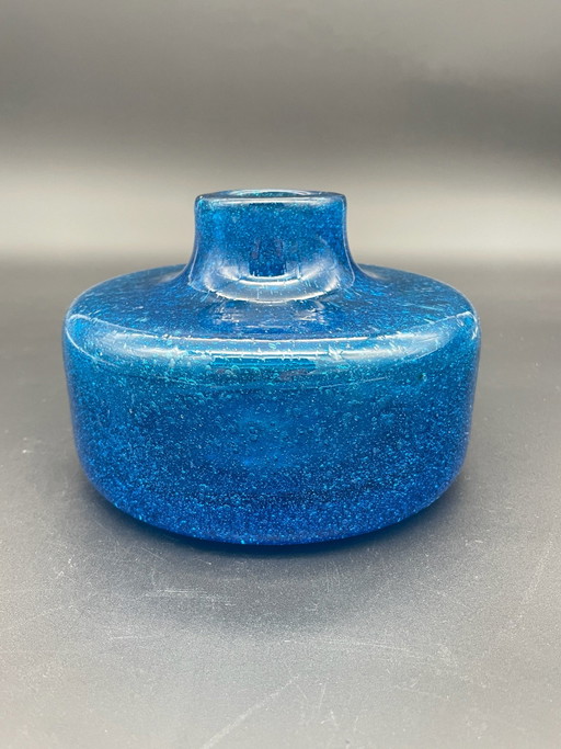 Skulpturale Vintage-Glasvase – Kobaltblaues Bubble Glass im skandinavischen Stil