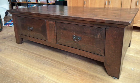 Image 1 of Table basse coloniale vintage en bois avec tiroirs