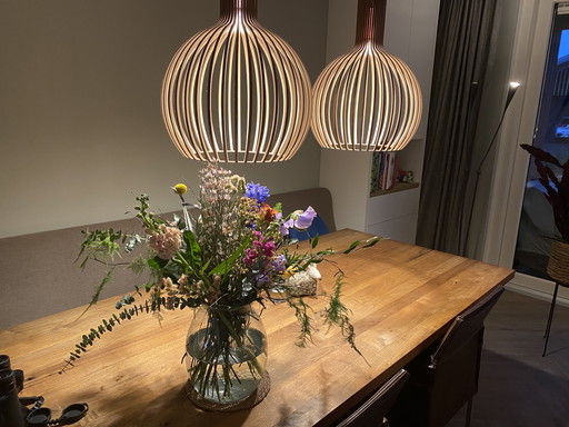 Natura dining table in walnut with black knots