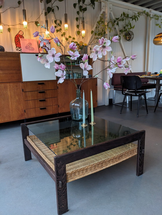 Image 1 of Table basse vintage en wengé avec plateau en gaz fumé et panier de lecture en rotin