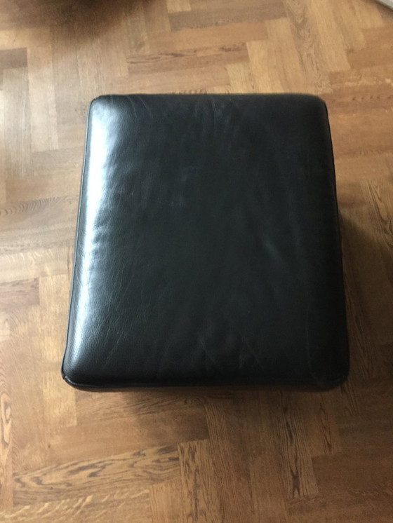 Image 1 of Otomana teñida en su totalidad, piel de vaca negra, 60 x 70 cm (de Hulshoff)