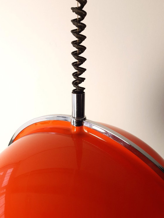 Image 1 of Oranje plexiglazen vintage hanglamp met trekpendel en handvat van chroom en hout, 70s lamp
