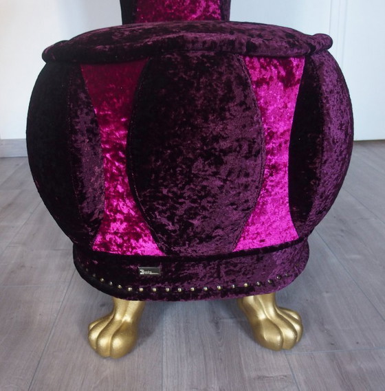 Image 1 of Couchtisch und zwei Thronsessel aus lila-fuchsiafarbenem Samt von BRETZ