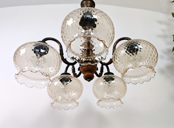 Lustre vintage en laiton à 5 lumières / Abat-jour en verre transparent ondulé style ouragan / Plafonnier (photo 7 of 11)