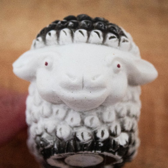 Image 1 of Figurine de mouton vintage faite à la main : un design unique et ludique