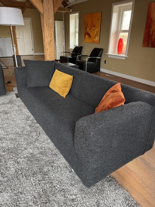 Sofá Cassina recién tapizado (antracita/lana Kvadrat)