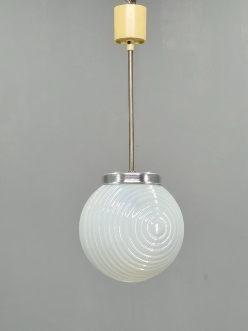 Suspension en verre opalin côtelé tchécoslovaque, années 1970