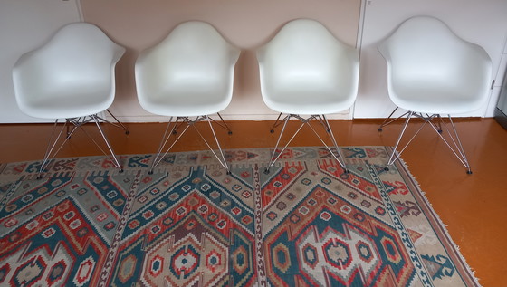 Image 1 of 4 sillas Vitra Eames DAR