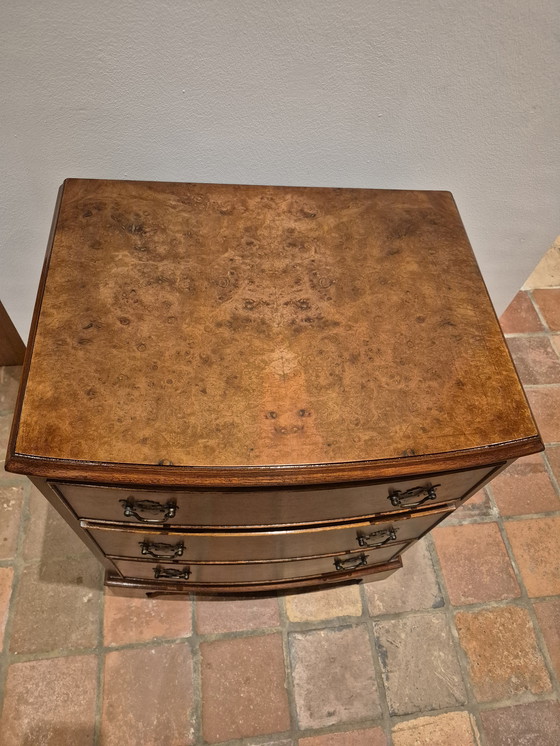 Image 1 of Cómoda pequeña clásica inglesa de nogal. Madera de nogal con vetas preciosas.
