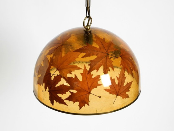 Image 1 of Rara e grande lampada a sospensione italiana degli anni '70 in resina con foglie d'acero incorporate.