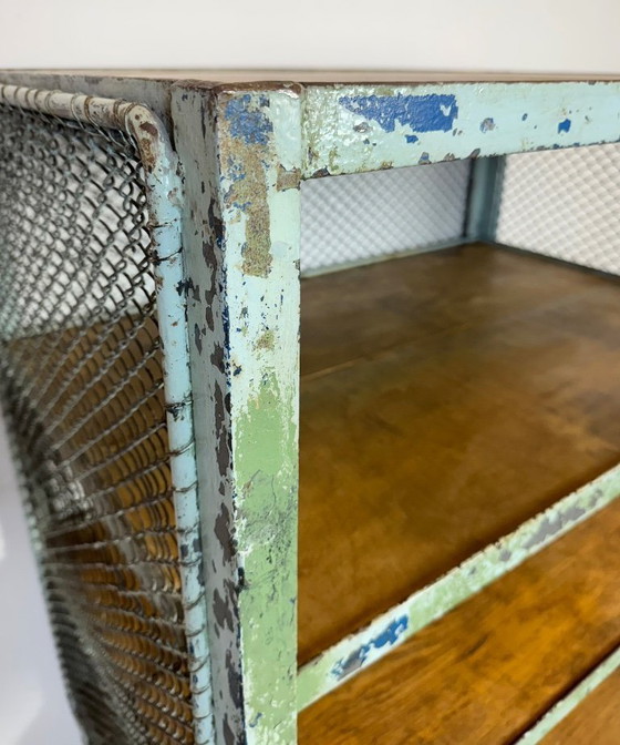 Image 1 of Estantería industrial verde, década de 1960