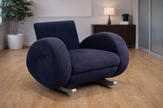 Image 1 of Bretz (Allemagne) — Fauteuil à bascule — Revêtement en velours bleu — Années 1980 — Icône du salon