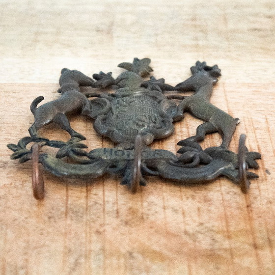 Image 1 of Vintage Messing Sleutelrek Met Hond, Hert En Ridder: Italiaans Heraldish Ontwerp