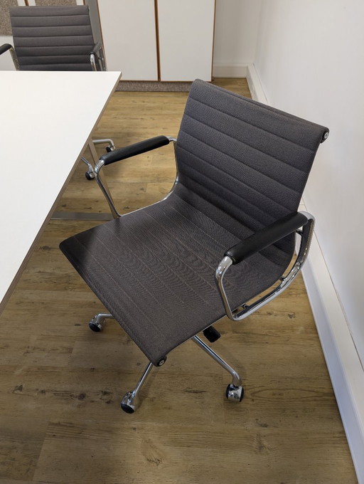 Chaise Vitra Eames en aluminium (modèle EA 117, ressorts à gaz défectueux).