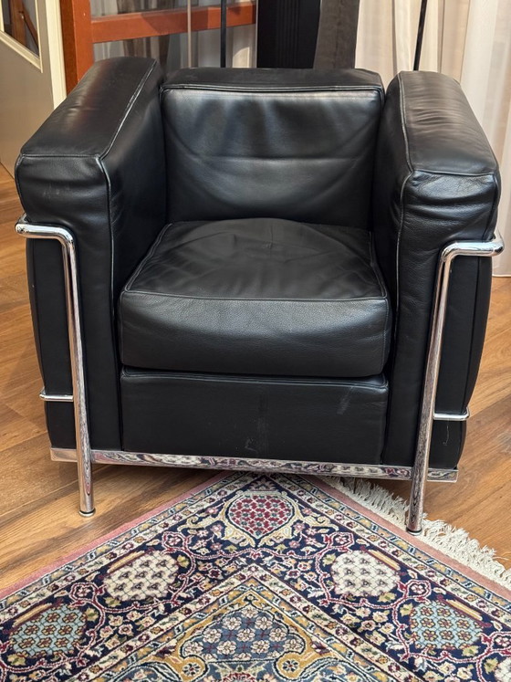 Cassina LC2 Set: 2 Sessel + 2-Sitzer-Sofa – Leather, Metal (photo 3 of 12)