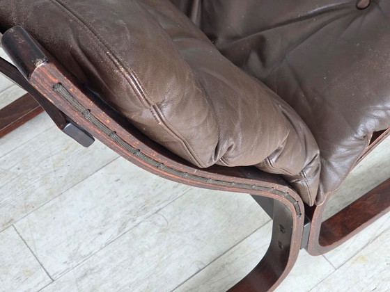 Image 1 of Design norvégien des années 1970 par Ingmar Relling, modèle « Siesta », ensemble de 2 chaises avec repose-pieds