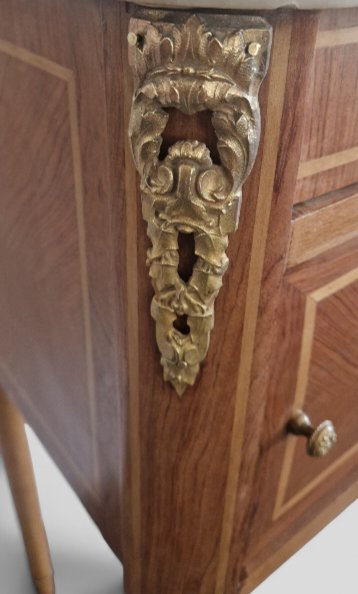 Image 1 of Tavolino laterale in stile Luigi XVI con intarsi, piano in marmo e decorazioni in bronzo dorato.