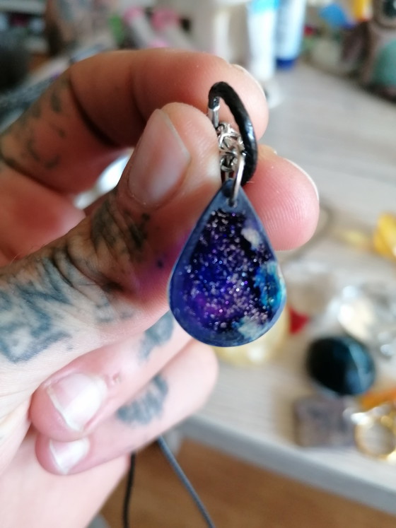 Collier vintage « fait main » avec pendentif en époxy (Galaxie) – selfe made, Objets déco, Metal, Plastic (photo 5 of 5)