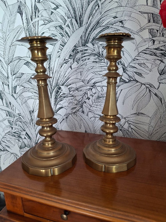 Image 1 of Par de candelabros grandes de latón dorado, siglo XIX