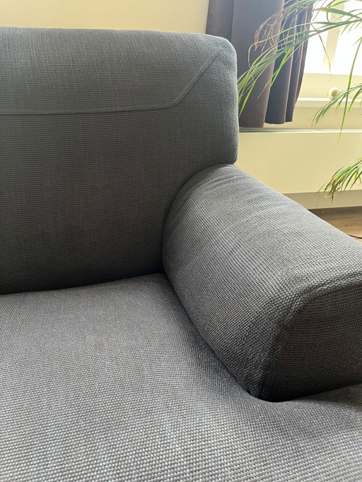 Trois et deux places de Molteni & C, Hug Sofa. Design Arik Levy