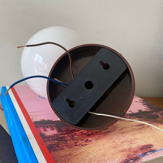 Image 1 of Applique in plastica rossa con globo in vetro opalino bianco