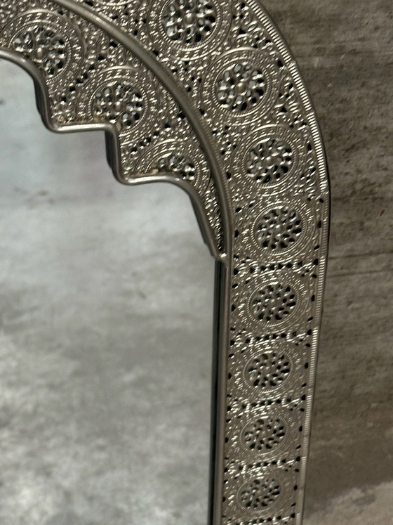Specchio orientale in metallo traforato, 56,5 × 37 cm, Vetro, Argentato (foto 10 di 15)