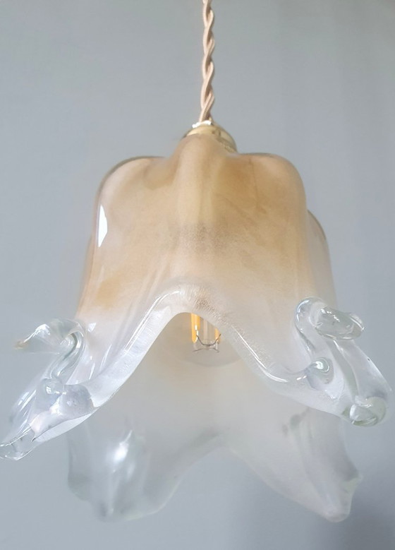 Image 1 of Lampada a sospensione vintage in Murano dalla forma a campana morbida e ondulata.