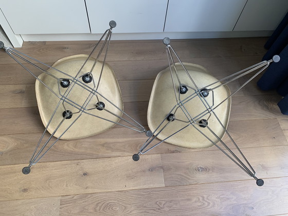 Image 1 of 2 sedie laterali vintage Eames Miller DSR in fibra di vetro color pergamena