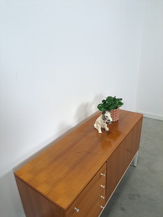 Image 1 of Furnieranrichte aus Schweden mit weißen Stahlbeinen