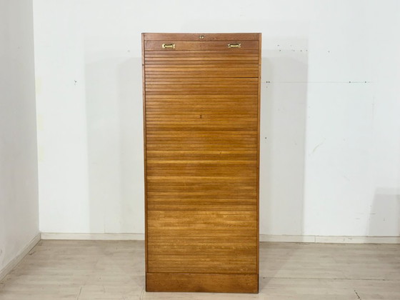 Image 1 of Grote kast met roldeksel uit de jaren 60 – eikenhout – vintage dressoir / kast in mid-century stijl